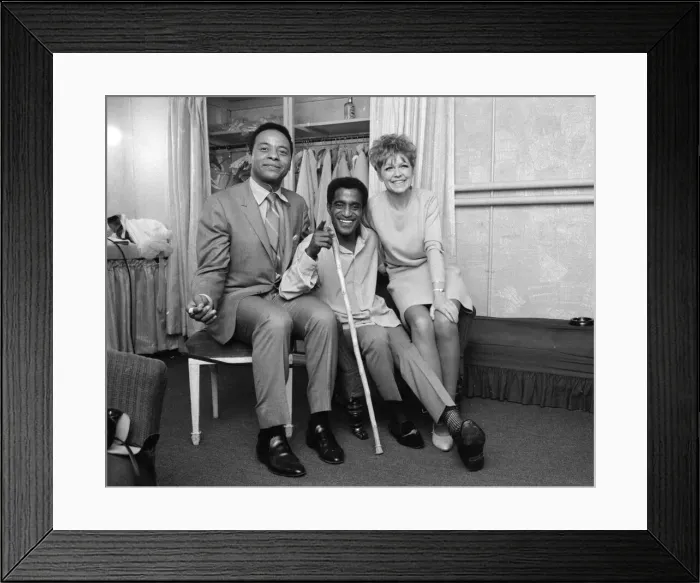 Framed Print : Sammy Davis Jnr with Gloria de Haven and Lon Satton in her dressing room before the show