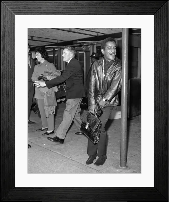 Framed Print : Sammy Davis Jnr. arriving at LAP. 16th September 1967. P67-401-18 Framed Print : Sammy Davis Jnr. arriving at LAP. 16th September 1967. P67-401-18