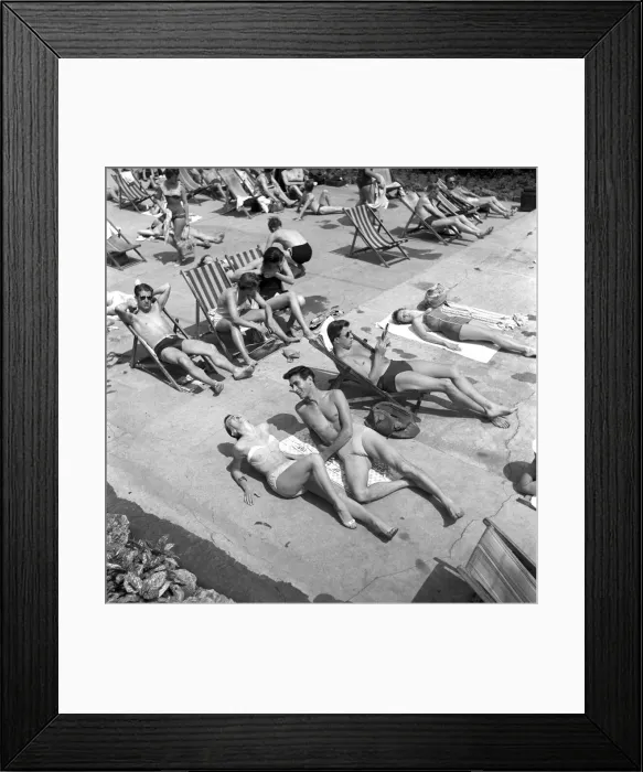 Framed Print : Lunch hour at the Oasis Lido in Central London. Where Keith Baxter