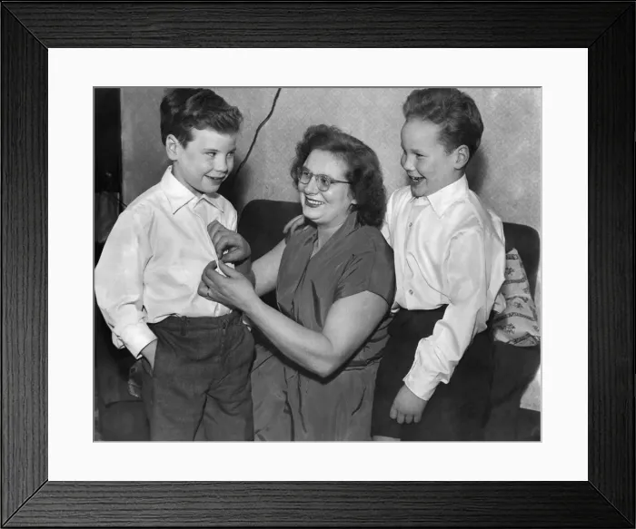 Framed Print : Mrs. Mary Smalley of Burley, Lancs, with her two sons, Terry (aged 6) on the left Framed Print : Mrs. Mary Smalley of Burley, Lancs, with her two sons, Terry (aged 6) on the left