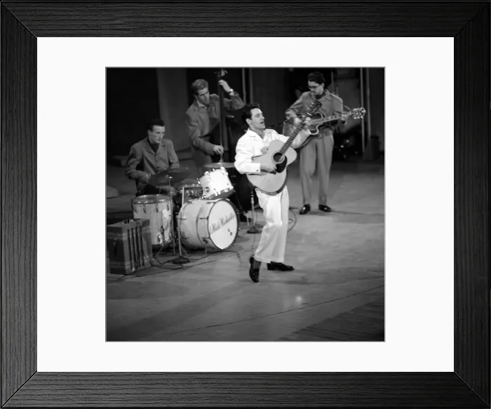 Framed Print : Lonnie Donegan performing. c. October 1966 Framed Print : Lonnie Donegan performing. c. October 1966