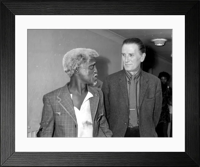 Framed Print : Sammy Davis Jnr. with Ken Baily. 6th June 1960. P70-174 Framed Print : Sammy Davis Jnr. with Ken Baily. 6th June 1960. P70-174