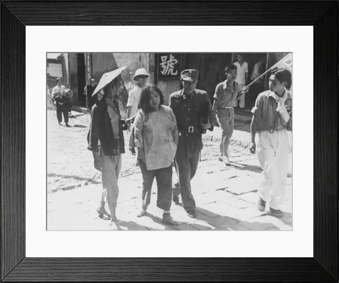 Framed Print : A Colonel and a Chinese labourer who are Air Raid Precaution officers