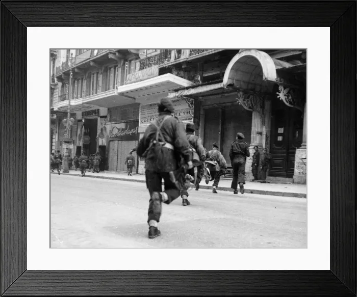 Framed Print : British paratroopers dash across a bullet swept street to storm a building in Athens