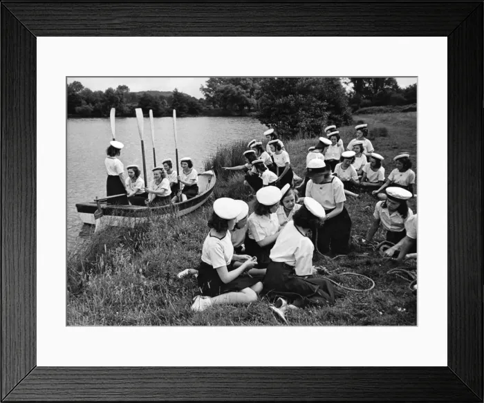 Framed Print : Young Wren Cadets on a day out. Circa 1945 Framed Print : Young Wren Cadets on a day out. Circa 1945