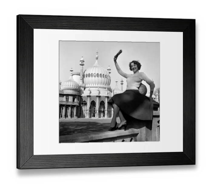 Framed Print : Diana Kennett, the beautiful South Coast fashion model sketching a painting is her hobby Framed Print : Diana Kennett, the beautiful South Coast fashion model sketching a painting is her hobby
