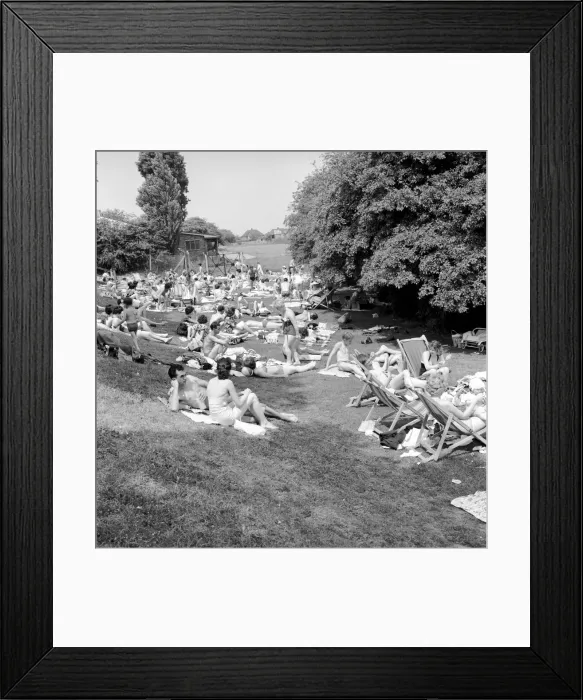 Framed Print : Finchley R. Open air swimming pool. General scenes of the crowd at the edge of the pool Framed Print : Finchley R. Open air swimming pool. General scenes of the crowd at the edge of the pool