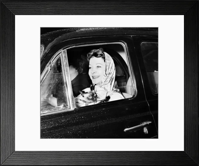 Framed Print : Vivien Leigh leaving her flat at 54 Eaton Square tonight at 6. 15 pm Framed Print : Vivien Leigh leaving her flat at 54 Eaton Square tonight at 6. 15 pm