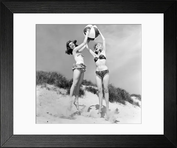 Framed Print : Glamour girls Marion and Jean Collins on the beach. June 1960 M4323-007