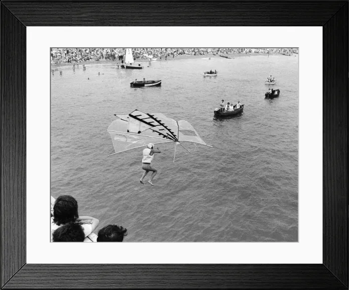 Framed Print : 5000 holidaymakers at Selsey, Sussex, watched 15 men and two win a £1, 000 prize