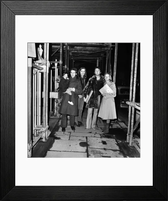 Framed Print : L-R Mary McCartney being carried by Denny Lane, Billy McCaldrey, Paul and Linda McCartney Framed Print : L-R Mary McCartney being carried by Denny Lane, Billy McCaldrey, Paul and Linda McCartney