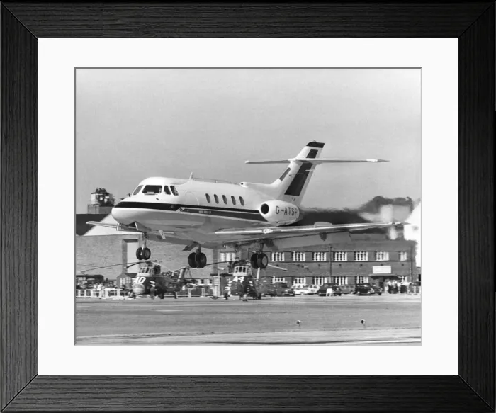 Framed Print : A Hawker-Siddeley 125 takes off at the Farnborough Air Show Framed Print : A Hawker-Siddeley 125 takes off at the Farnborough Air Show
