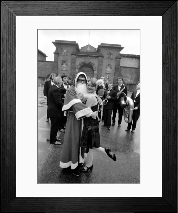 Framed Print : Wandsworth Prisoners Get A 1920Is Christmas: For 500 prisoners of Wandsworth Prison Framed Print : Wandsworth Prisoners Get A 1920Is Christmas: For 500 prisoners of Wandsworth Prison
