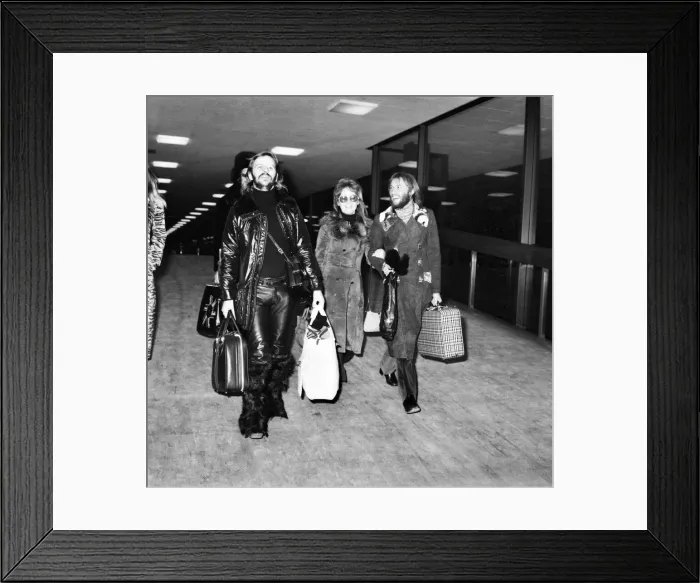 Framed Print : Ringo starr pictured with Lulu and her husband at Heathrow Airport Framed Print : Ringo starr pictured with Lulu and her husband at Heathrow Airport