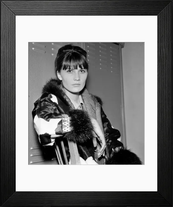 Framed Print : Pop singer Sandie Shaw pictured in her dressing room after a show in Manchester Framed Print : Pop singer Sandie Shaw pictured in her dressing room after a show in Manchester