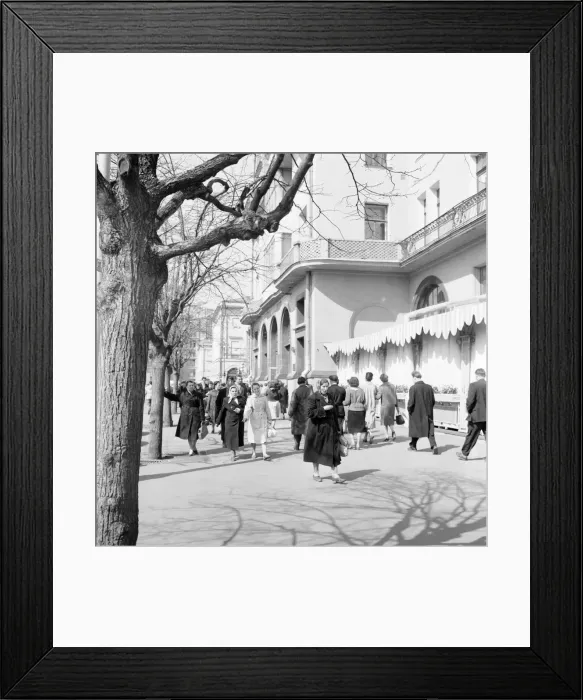 Framed Print : Moscovites out shopping. April 1960 M4000