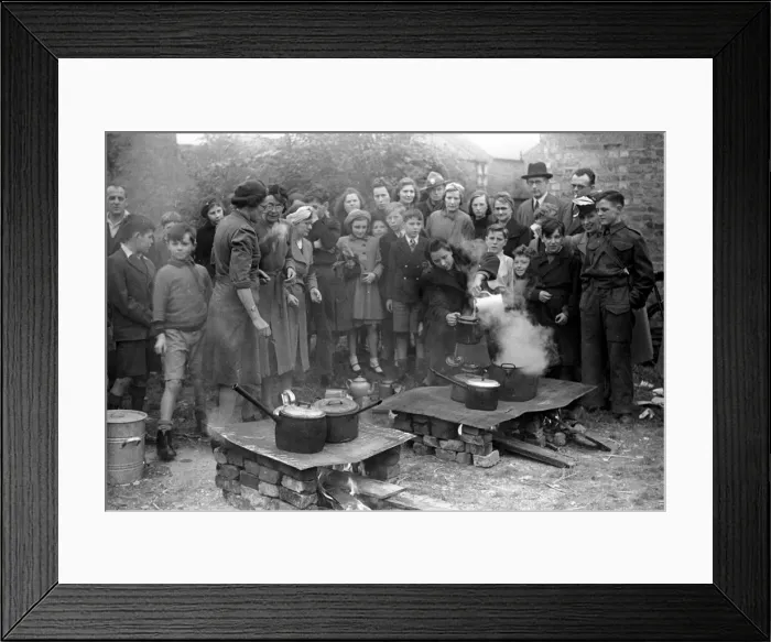 Framed Print : Tea being brewed up during Invasion Exercises, Kingston, London. 25th October 1942 Framed Print : Tea being brewed up during Invasion Exercises, Kingston, London. 25th October 1942
