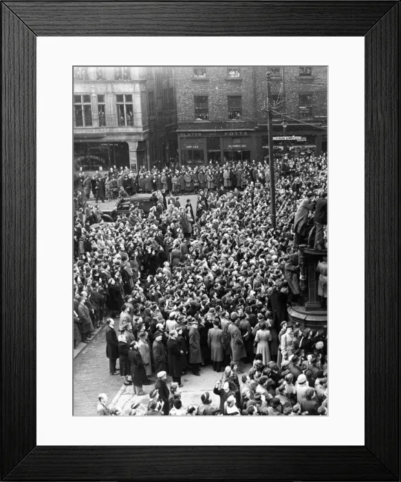 Framed Print : Queen Elizabeth II, Princess Elizabeth - Coronation Proclamation Scenes - Crowds in St Framed Print : Queen Elizabeth II, Princess Elizabeth - Coronation Proclamation Scenes - Crowds in St