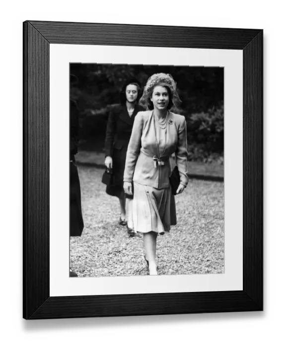 Framed Print : Queen Elizabeth II, Princess Elizabeth on a visit to Edgell Lodge, Scotland
