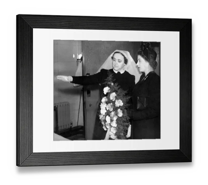 Framed Print : Queen Elizabeth II, Princess Elizabeth visits the Sunderland Eye Infirmary Framed Print : Queen Elizabeth II, Princess Elizabeth visits the Sunderland Eye Infirmary