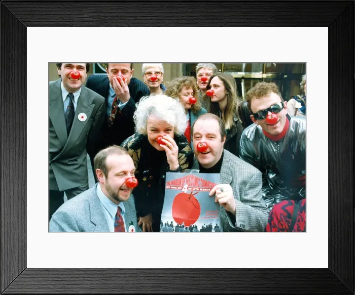 Framed Print : Actress Jean Boht and actor Gorden Kaye doing their bit for Comic Relief in 1993 Framed Print : Actress Jean Boht and actor Gorden Kaye doing their bit for Comic Relief in 1993