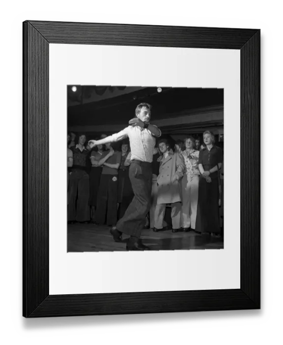 Framed Print : Wigan Casino dancers 1975 Northern soul dancing Framed Print : Wigan Casino dancers 1975 Northern soul dancing