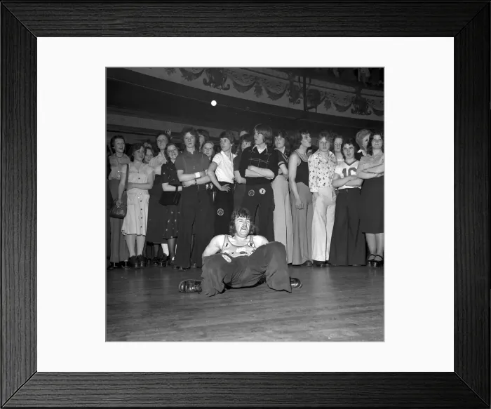 Framed Print : Wigan Casino dancers 1975 Northern soul dancing Framed Print : Wigan Casino dancers 1975 Northern soul dancing