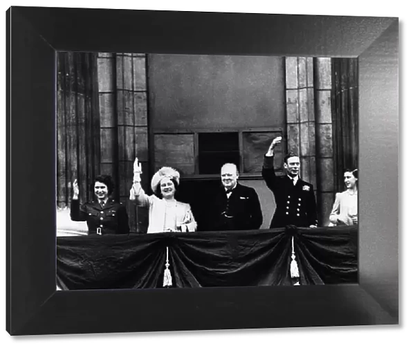 Queen Elizabeth II, Princess Elizabeth on the balcony at Buckingham Palce during the VE