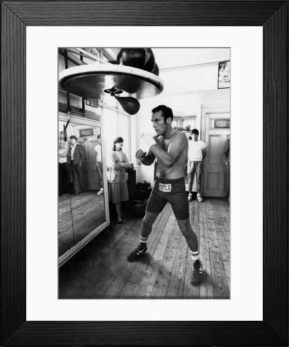 Framed Print : Boxer Alan Minter trains for his forthcoming fight against Tony Simpson Framed Print : Boxer Alan Minter trains for his forthcoming fight against Tony Simpson