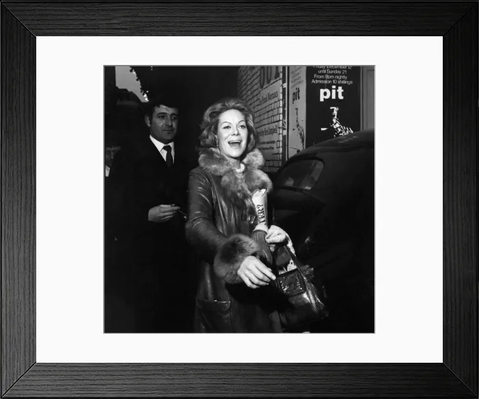 Framed Print : Rachel Roberts, estranged wife of actor Rex Harrison pictured going into the Royal Court Framed Print : Rachel Roberts, estranged wife of actor Rex Harrison pictured going into the Royal Court