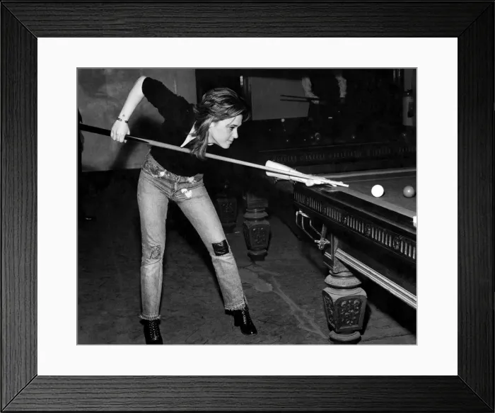 Framed Print : Boogie band leader and singer  /  guitarist Suzie Quatro, pictured playing snooker