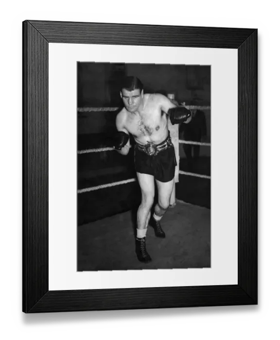 Framed Print : English middleweight champion boxer Vince Hawkins n wearing his Lonsdale Belt Framed Print : English middleweight champion boxer Vince Hawkins n wearing his Lonsdale Belt