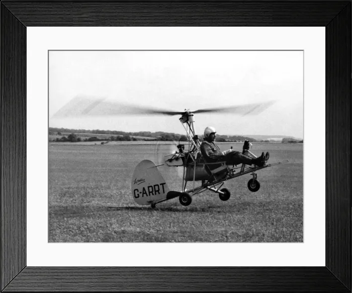 Framed Print : Wing commander Ken Wallis demonstrating his autogyro to the Army at the Air Corps centre