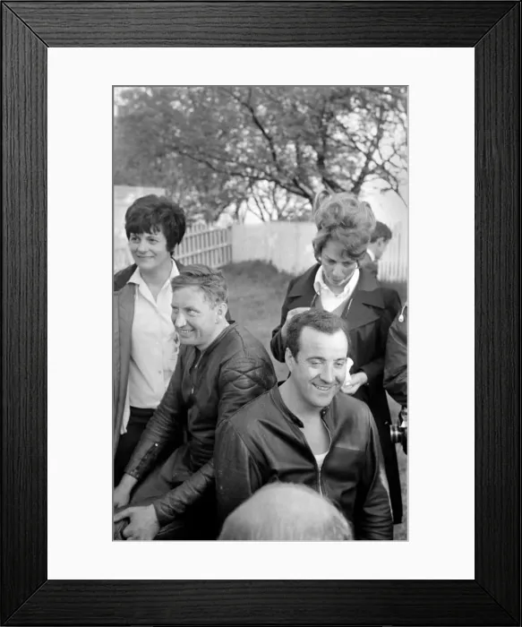 Framed Print : Sport Motorcycling: Isle of Man TT Racing 750 CC Sidecar Class Framed Print : Sport Motorcycling: Isle of Man TT Racing 750 CC Sidecar Class