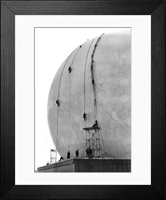 Framed Print : The spidermen'painters with plenty of paintwork to cover of the golf ball Framed Print : The spidermen'painters with plenty of paintwork to cover of the golf ball