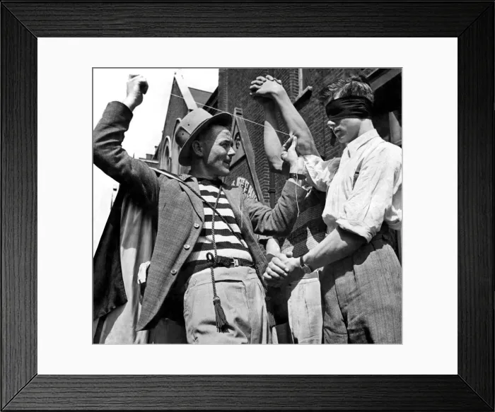 Framed Print : Tom Campbell. Street entertainer. August 1937 P004924 Framed Print : Tom Campbell. Street entertainer. August 1937 P004924
