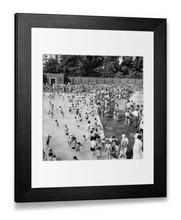 Framed Print : Whitsun bank holiday crowds flock to the Brockwell Lido