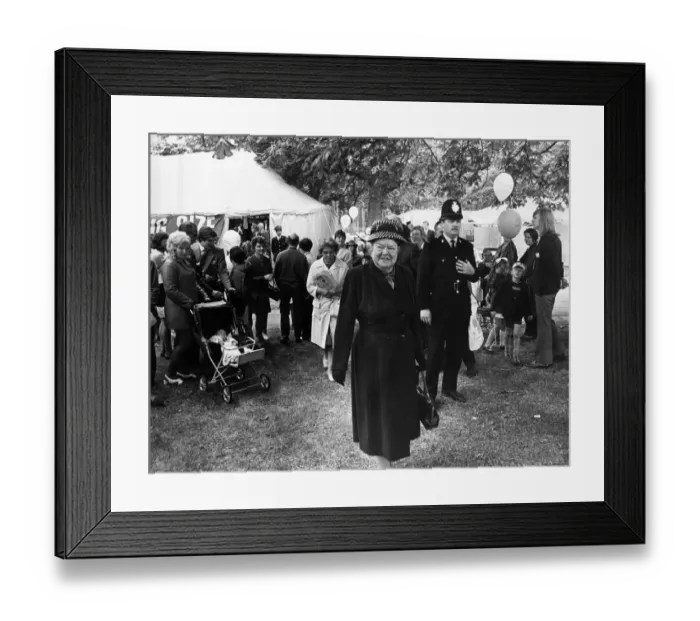 Framed Print : Violet Carson: Coronation Streets annual outing goes to the Preston Guild where the cast Framed Print : Violet Carson: Coronation Streets annual outing goes to the Preston Guild where the cast