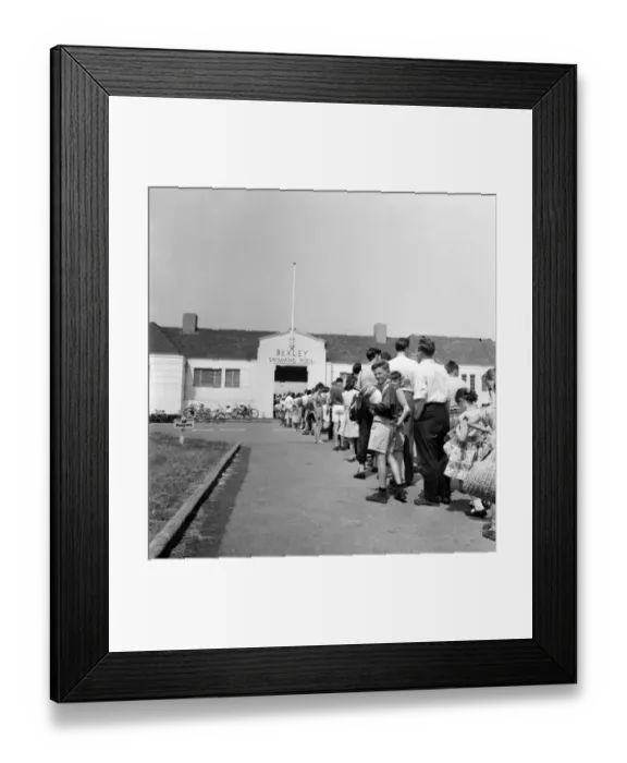 Framed Print : Whitsun bank holiday crowds flock to the Brockwell Lido Framed Print : Whitsun bank holiday crowds flock to the Brockwell Lido