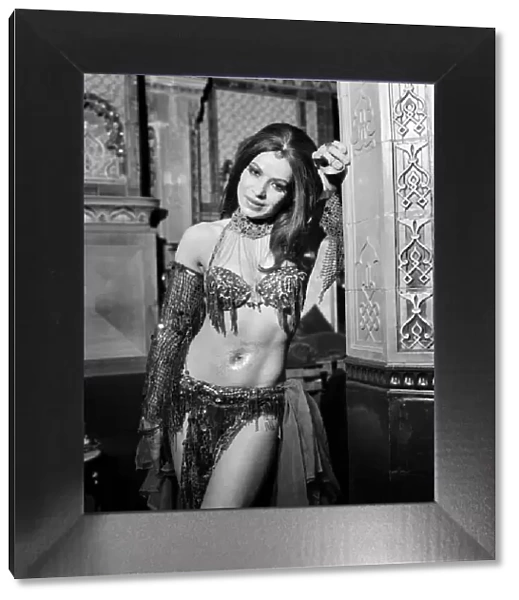 Belly Dancer Soraya Ravensdale. December 1974 74-7550-008