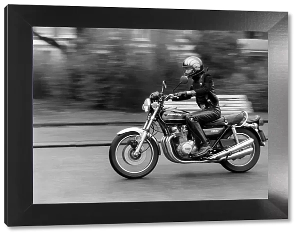 Alvin Stardust on a motorbike. January 1976 75-00022A-017
