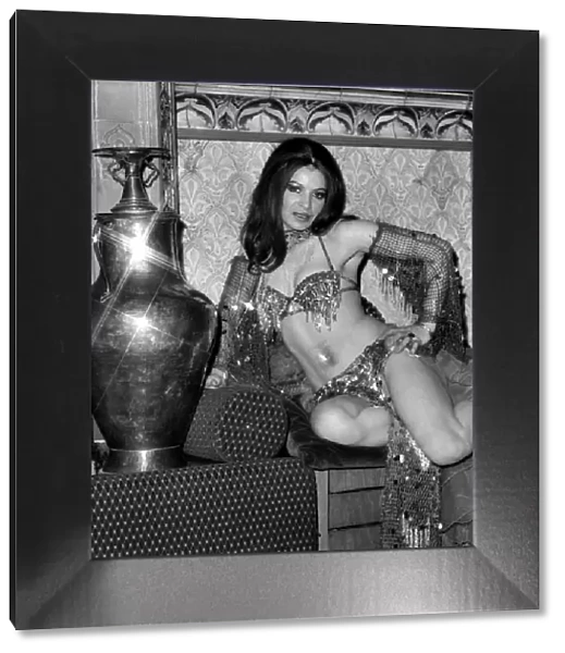 Belly Dancer Soraya Ravensdale. December 1974 74-7550-002