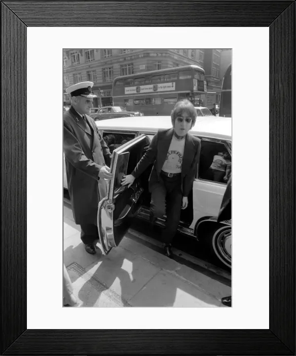 Framed Print : Yoko Ono launches her new book Grapefruit'accompanied by her husband Framed Print : Yoko Ono launches her new book Grapefruit'accompanied by her husband