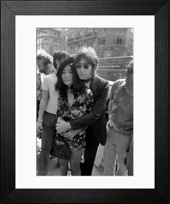 Framed Print : Yoko Ono launches her new book Grapefruit'accompanied by her husband Framed Print : Yoko Ono launches her new book Grapefruit'accompanied by her husband