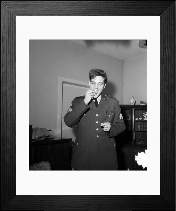 Framed Print : Elvis Presley eating before at press conference in Germany, March 1960 Framed Print : Elvis Presley eating before at press conference in Germany, March 1960