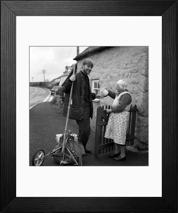 Framed Print : Legless Norman Croucher, 29, walking from John o Groats on artificial legs nears his Framed Print : Legless Norman Croucher, 29, walking from John o Groats on artificial legs nears his