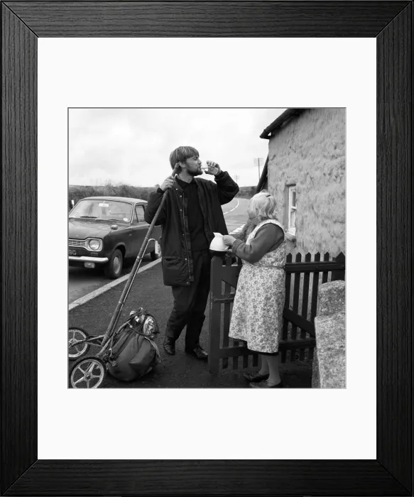 Framed Print : Legless Norman Croucher, 29, walking from John o Groats on artificial legs nears his Framed Print : Legless Norman Croucher, 29, walking from John o Groats on artificial legs nears his