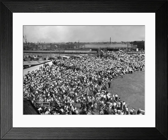 Framed Print : England V. N. Zealand 1949 3rd Test Match. The abundance of white in this crowd at Old