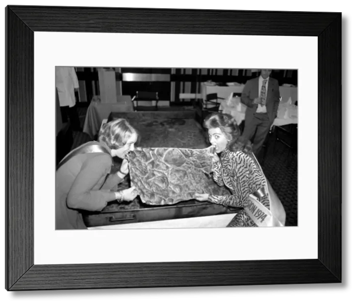 Framed Print : Giant / Unusual / Food. Yorkshire pudding king size. January 1975 75-00320-003 Framed Print : Giant / Unusual / Food. Yorkshire pudding king size. January 1975 75-00320-003