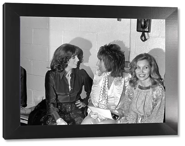 Rod Stewart and The Faces tour of America, Singer Rod Stewart talking with two women